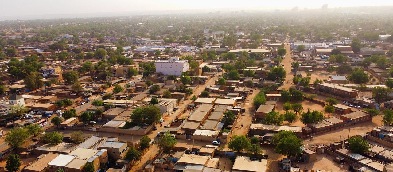Eine Luftaufnahme eines Vororts von Niamey