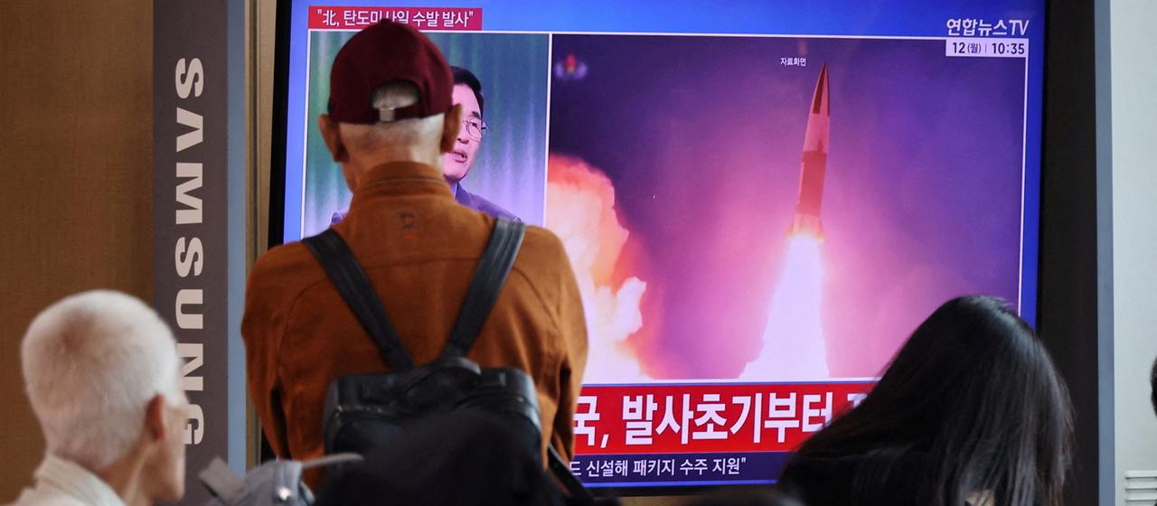 Auf einem Fernsehbildschirm werden in Seoul die Nachrichten über ballistische Raketen aus Nordkorea übertragen.