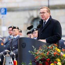 Verteidigungsminister Boris Pistorius hält eine Ansprache zum Gelöbnis der Bundeswehr-Soldaten in Hannover.