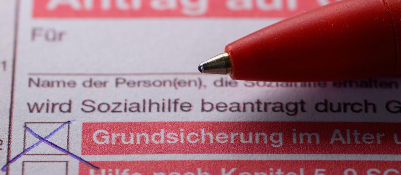 Antrag Grundsicherung liegt auf einem Tisch