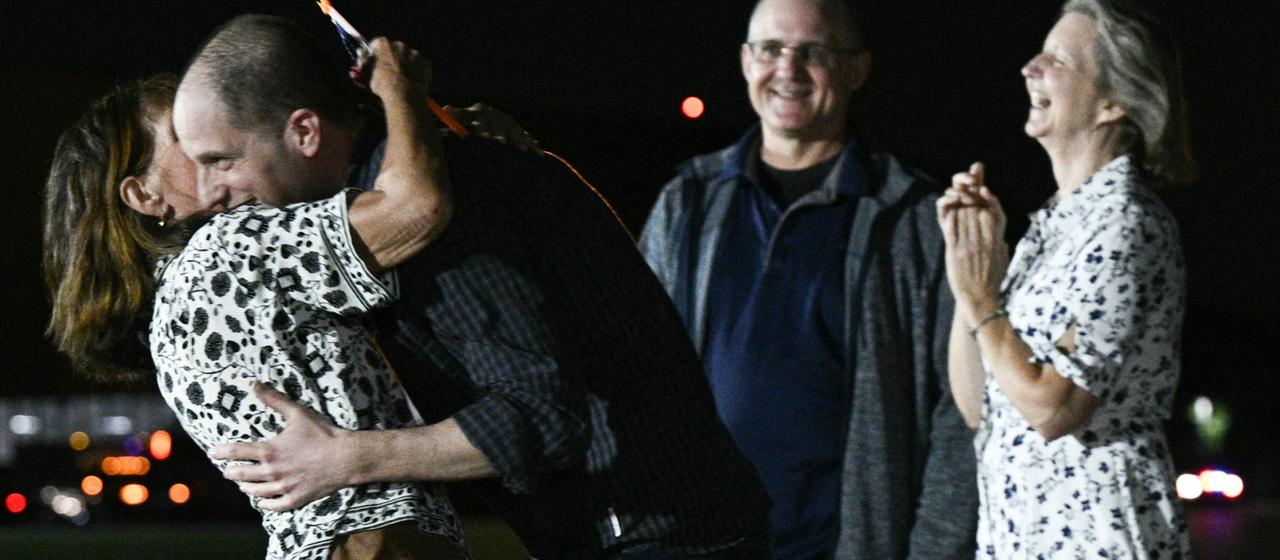 Uch martalik jinsiy aloqa Dumbasini kotargan qiz video