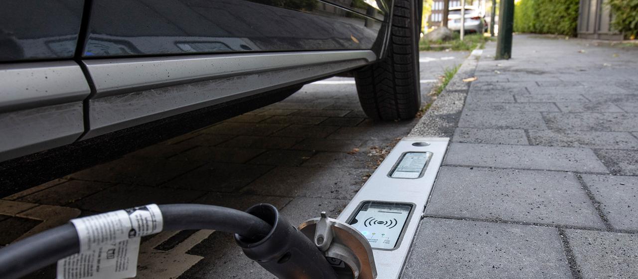 Ein Elektroauto wird an einem Ladebordstein in Düsseldorf aufgeladen.