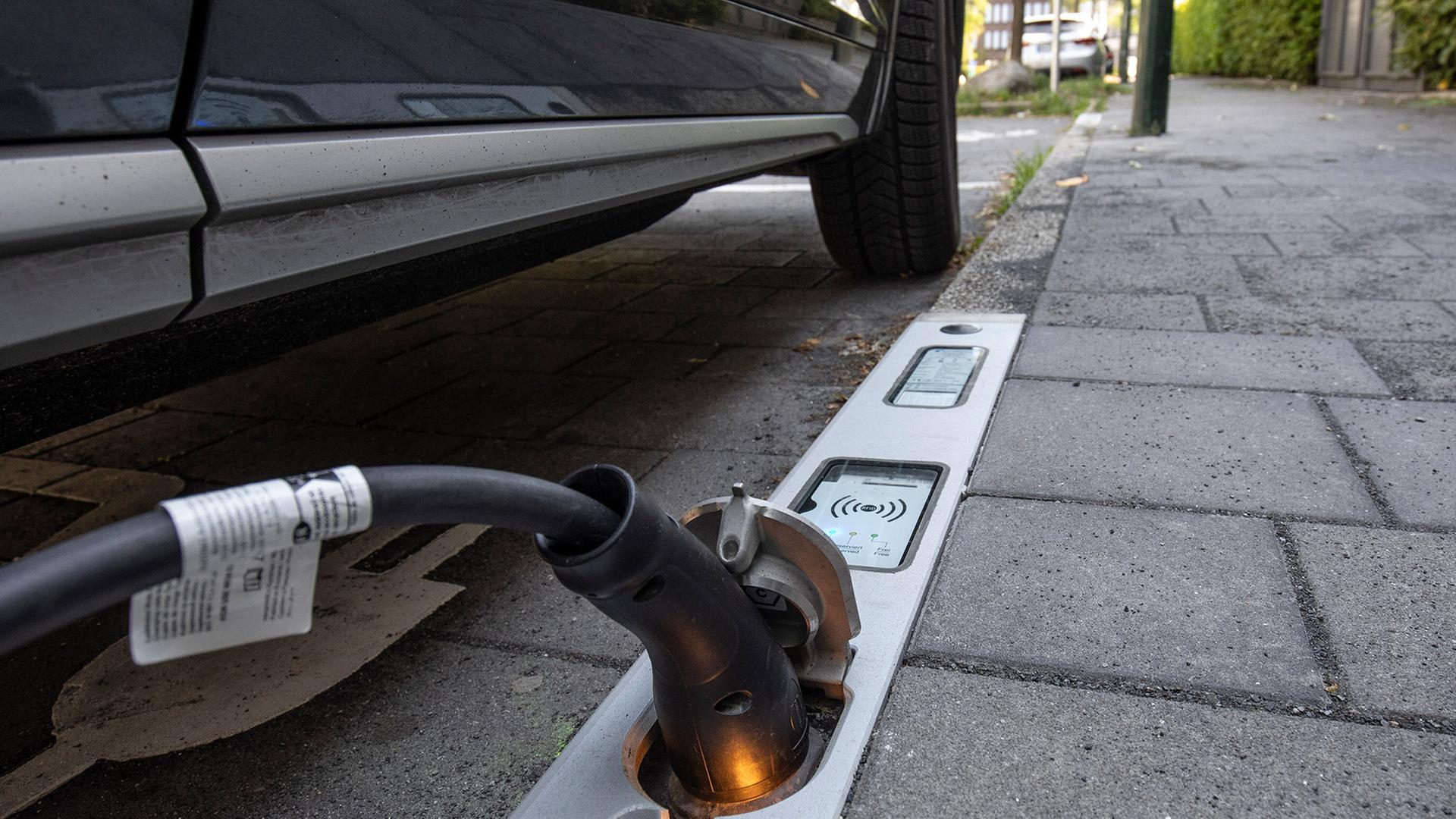 Ein Elektroauto wird an einem Ladebordstein in DÃ¼sseldorf aufgeladen. | picture alliance / Ulrich Baumga