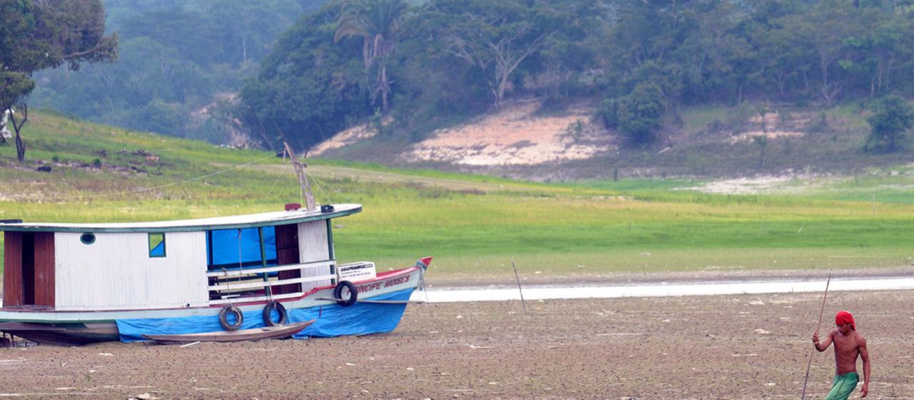 Ein ausgetrockneter Fluss im brasilianischen Bundesstaat Amazonas
