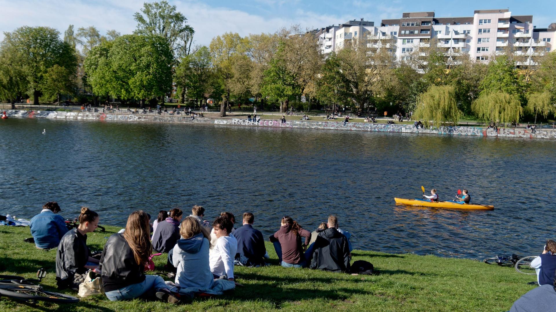 Junge Menschen chillen am Landwehrkanal in Kreuzberg (Quelle: picture alliance / Juergen Held | Jürgen Held) | picture alliance/Juergen Held/Jürgen Held