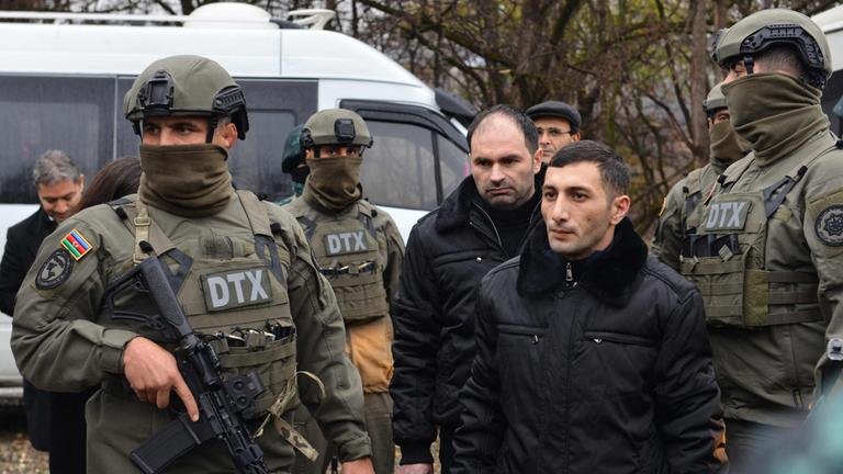 Aserbaidschan und Armenien tauschen Gefangene auf einem Waldweg an der gemeinsamen Grenze aus.