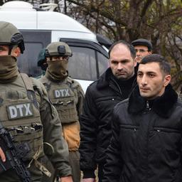 Aserbaidschan und Armenien tauschen Gefangene auf einem Waldweg an der gemeinsamen Grenze aus.