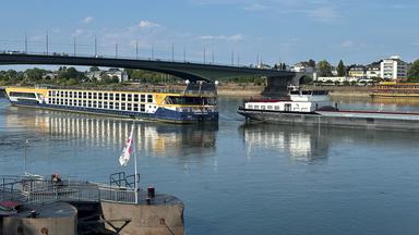 Hotelschiff am Rhein mit einem Abschleppschiff.