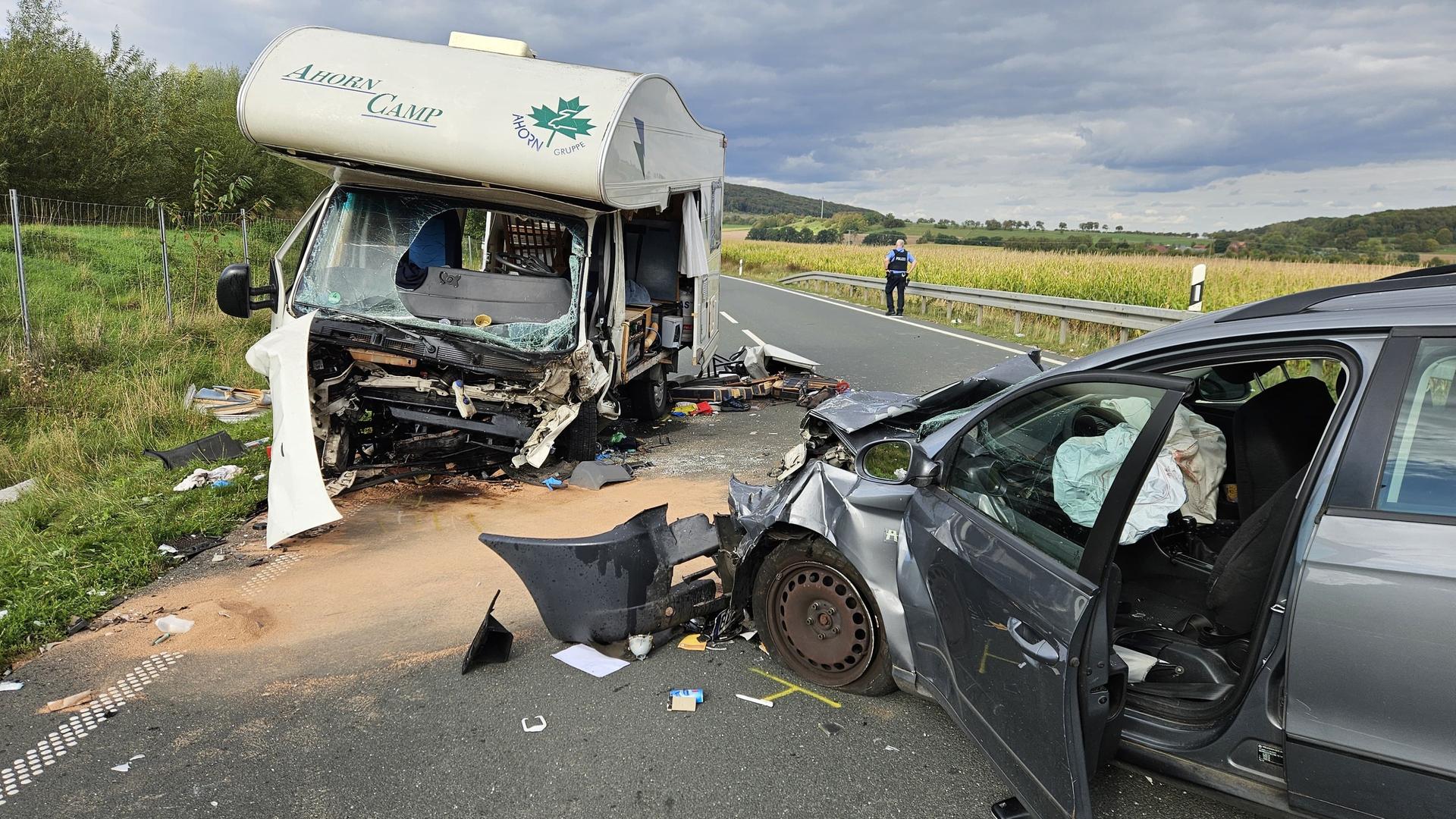 Ein völlig zerbeulter Campingwagen und ein zerdrücktes Auto stehen nach der Kollision auf der Straße. | Hessennews TV