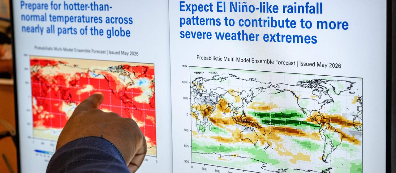 Wilfran Moufouma-Okia, zeigt in der WMO-Zentrale in Genf auf Grafiken, die auf einem Computerbildschirm zu sehen sind.
