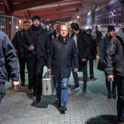 Olaf Scholz geht in Begleitung von Sicherheitskräften auf dem Bahnhof der polnischen Grenzstadt Przemysl zum Sonderzug für die Fahrt nach Kiew.