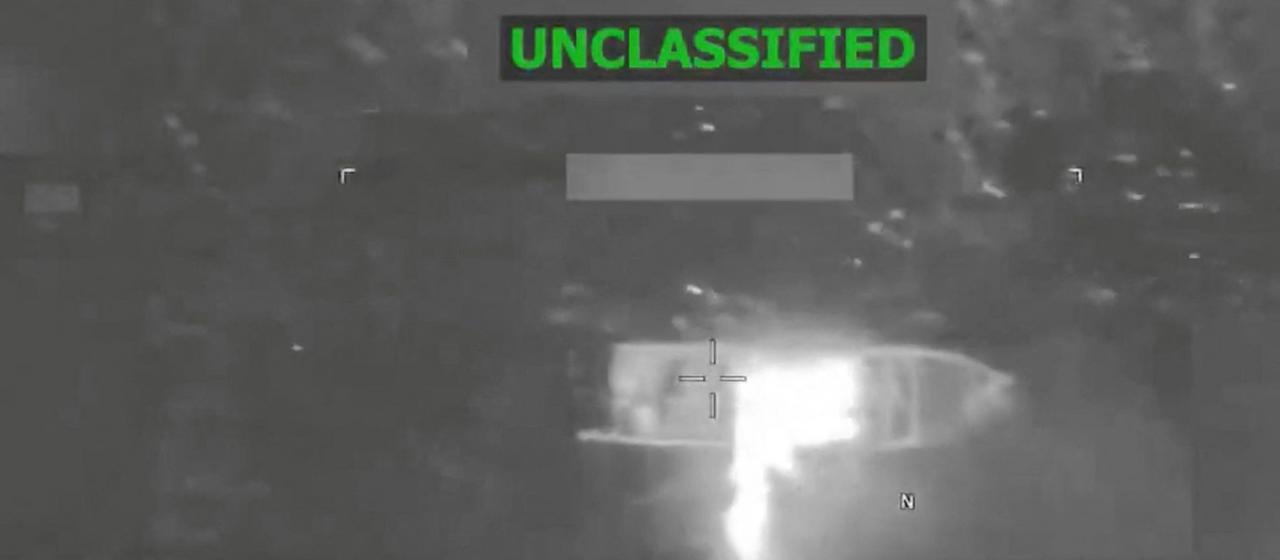 Ein Bild aus einem Video des US-Militärs, das den Angriff auf ein Boot im Pazifik zeigen soll.