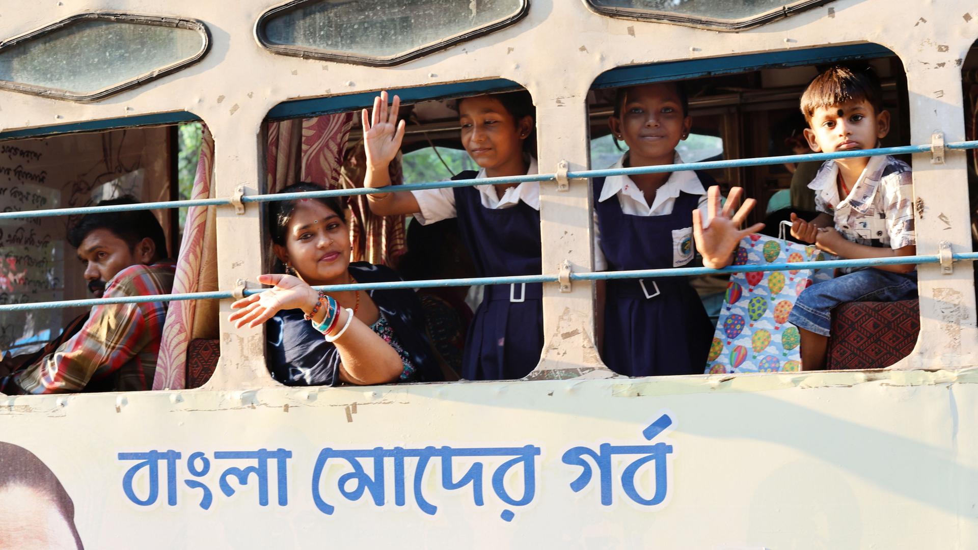Kinder in einem Bus in Indien | EPA
