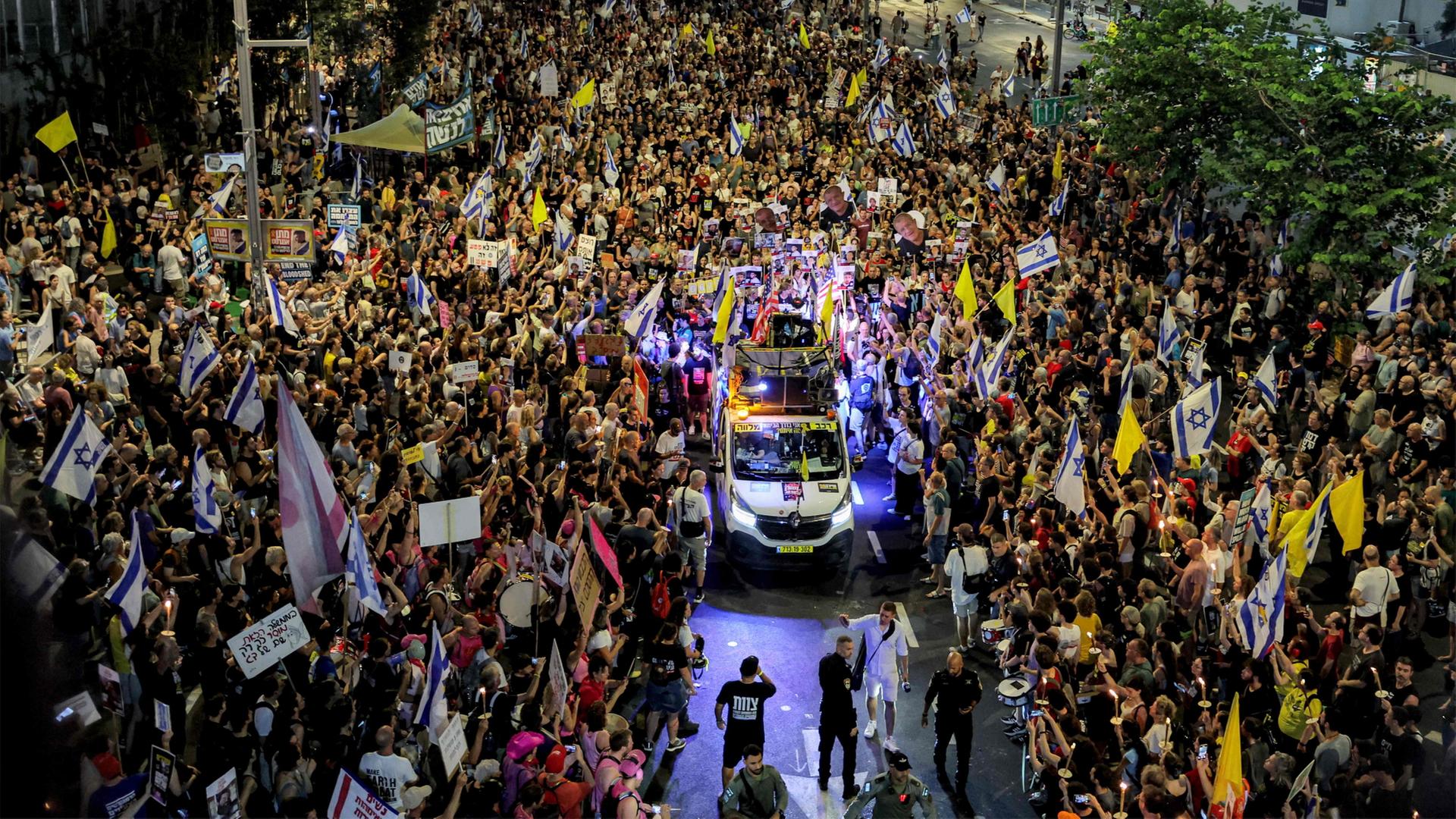 Demonstranten versammeln sich bei einer Demonstration vor dem Hauptquartier des Verteidigungsministeriums in Tel Aviv | AFP
