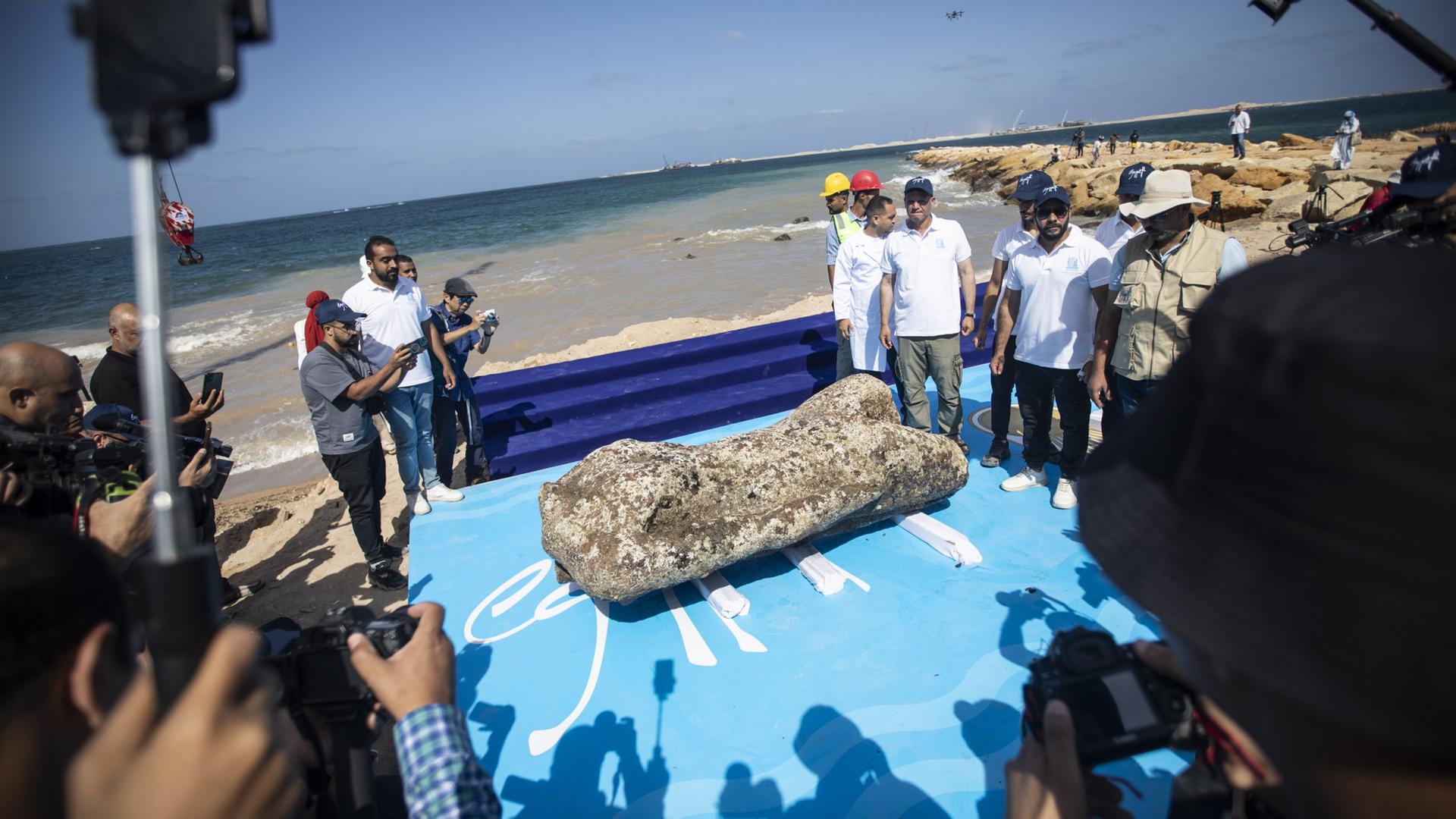 Ägypten lässt Statuen aus Mittelmeer bergen