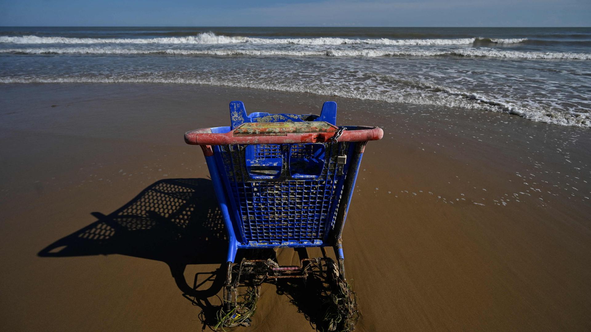 Ein Einkaufswagen steht am Strand in der Region Valencia. | AFP