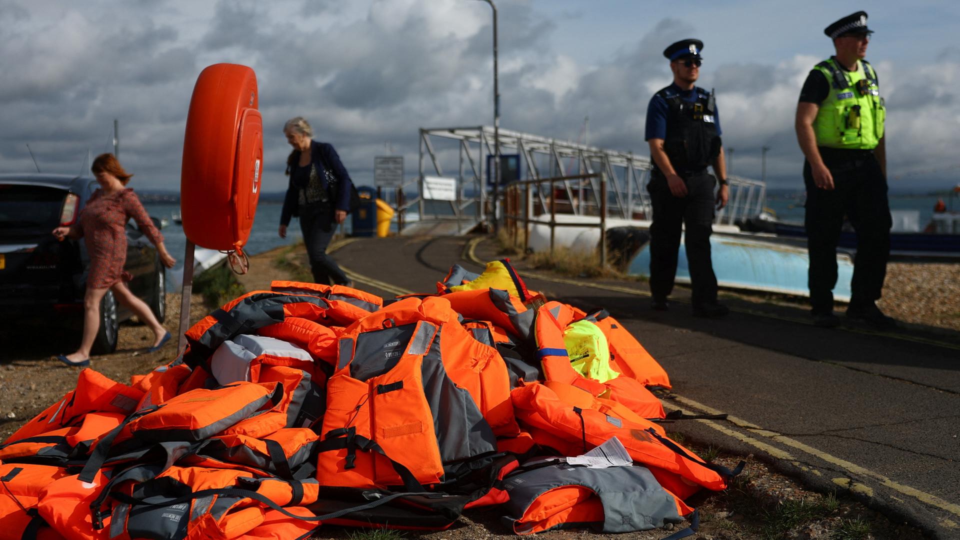 Gewaltsame Proteste in Portsmouth gegen Flüchtlingsbusse