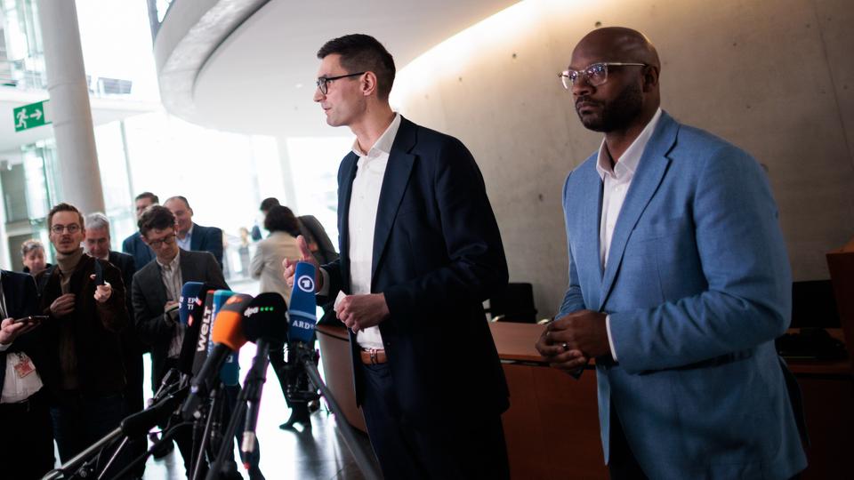 Sepp Müller und Armand Zorn sprechen zu Journalisten.