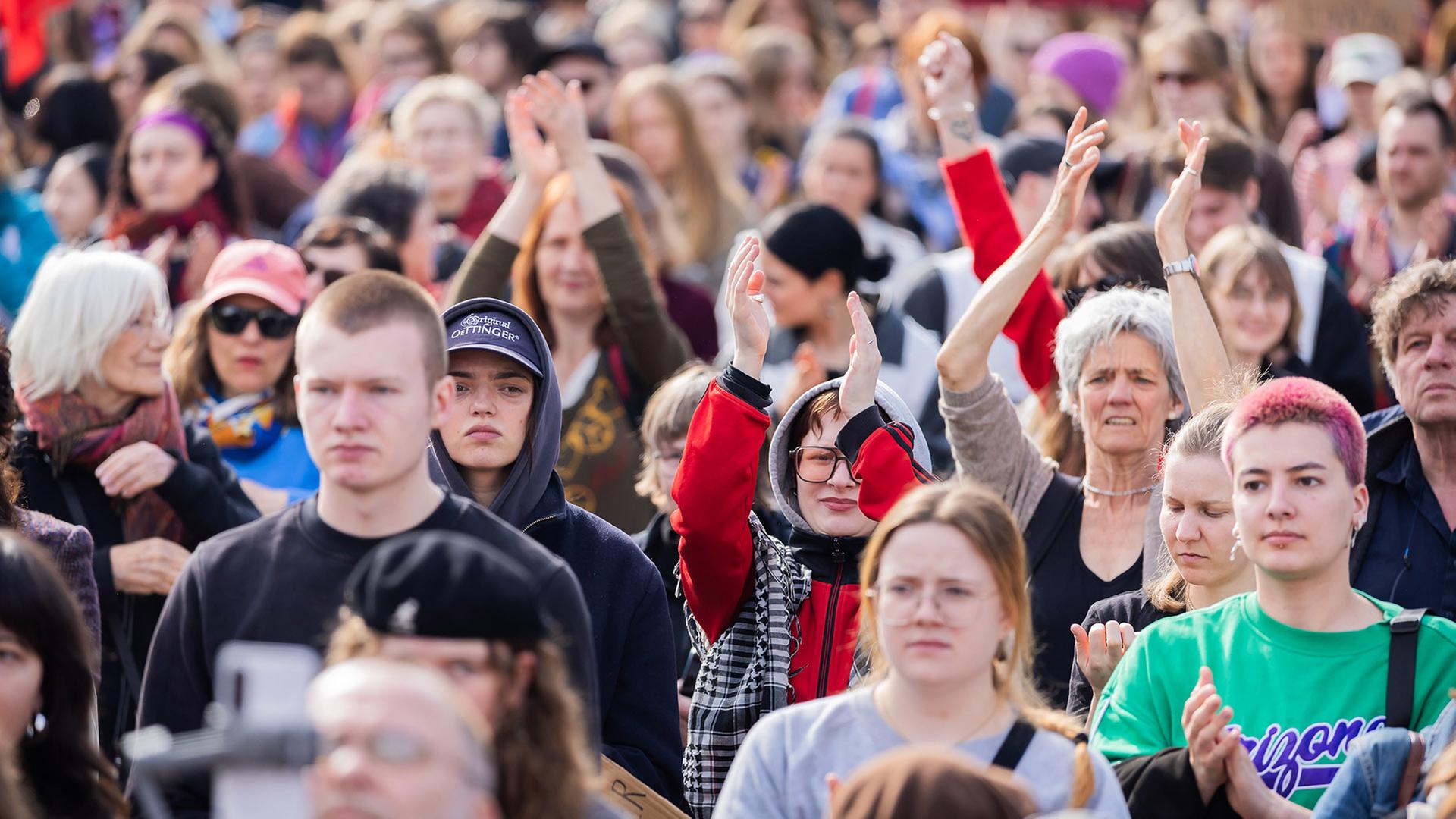 Menschen versammeln sich am 08.03.2026 zu einer Gewerkschaftsdemonstration unter dem Motto 