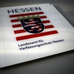Ein Schild am hessischen Landesamt für Verfassungsschutz in Wiesbaden