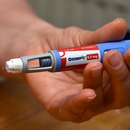 Eine Person hält eine Ozempic Spritze in der Hand.
