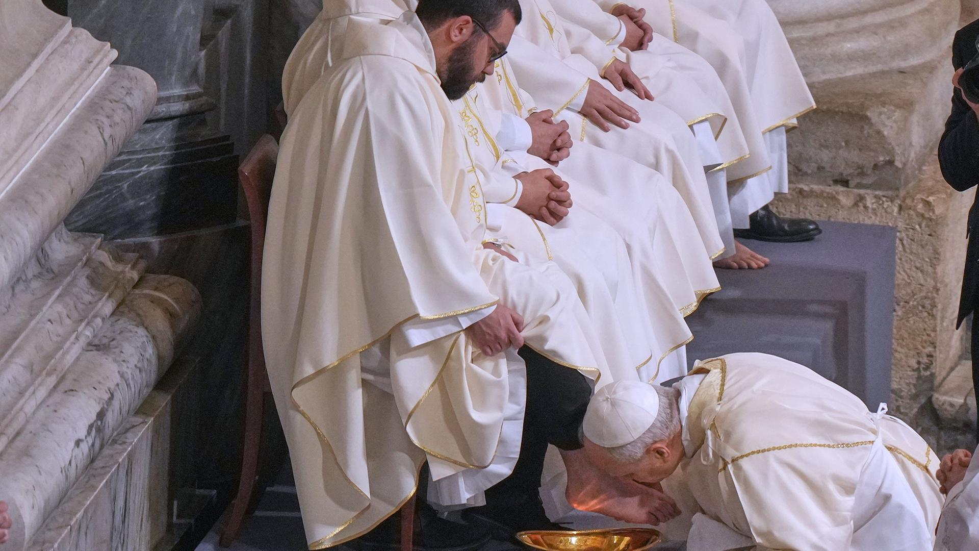 Papst Leo XIV. wÃ¤scht und kÃ¼sst die FÃ¼Ãe von 12 rÃ¶mischen Priestern. | Andrew Medichini/AP/dpa