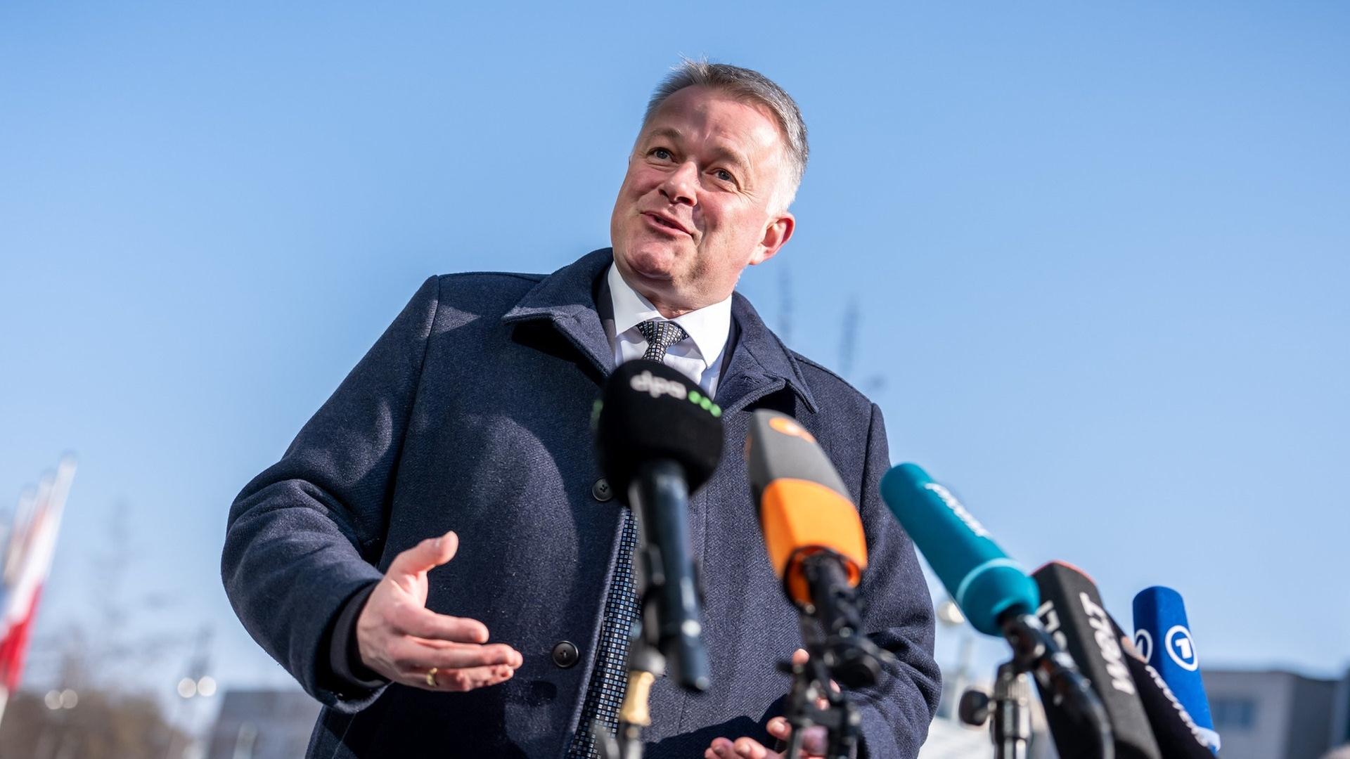 CDU-Spitzenkandidat Gordon Schnieder spricht am Morgen nach der Landtagswahl in Rheinland-Pfalz in Berlin zu Journalisten. | dpa Bildfunk, picture alliance/dpa | Michael Kappeler