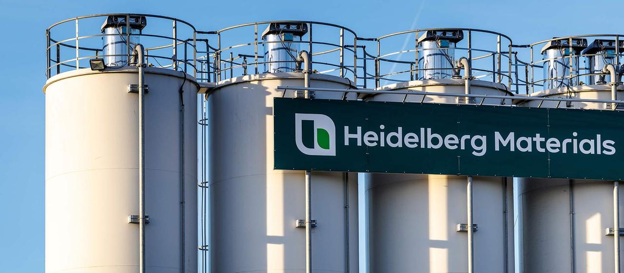 Das Logo von Heidelberg Materials an einem Betonwerk.
