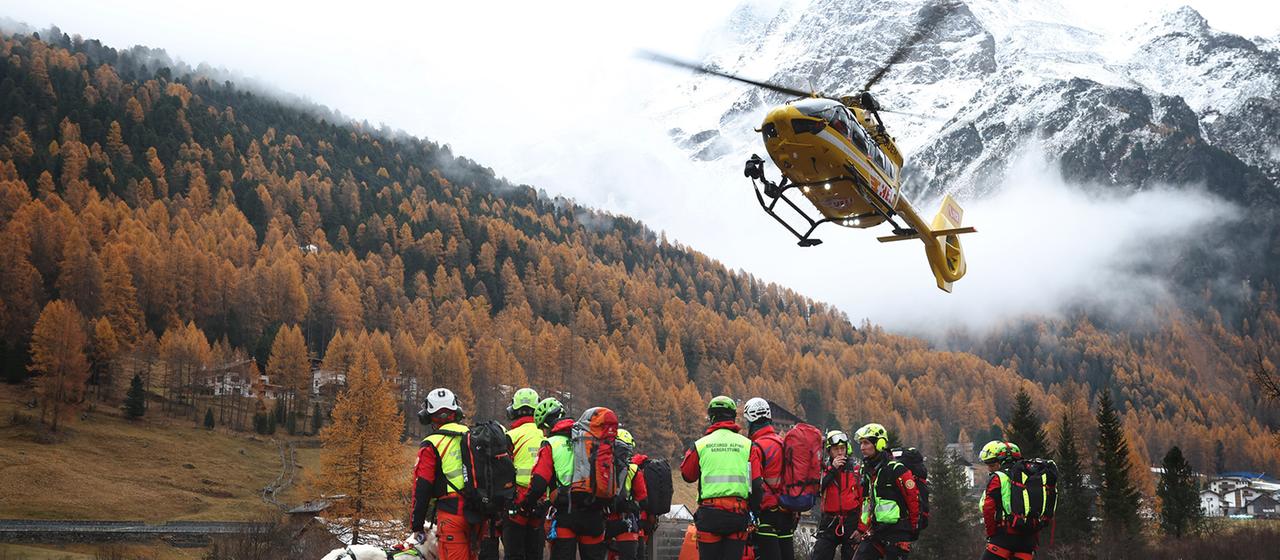 Mitglieder der Bergrettung und ein Helikopter im Einsatz am Ortler