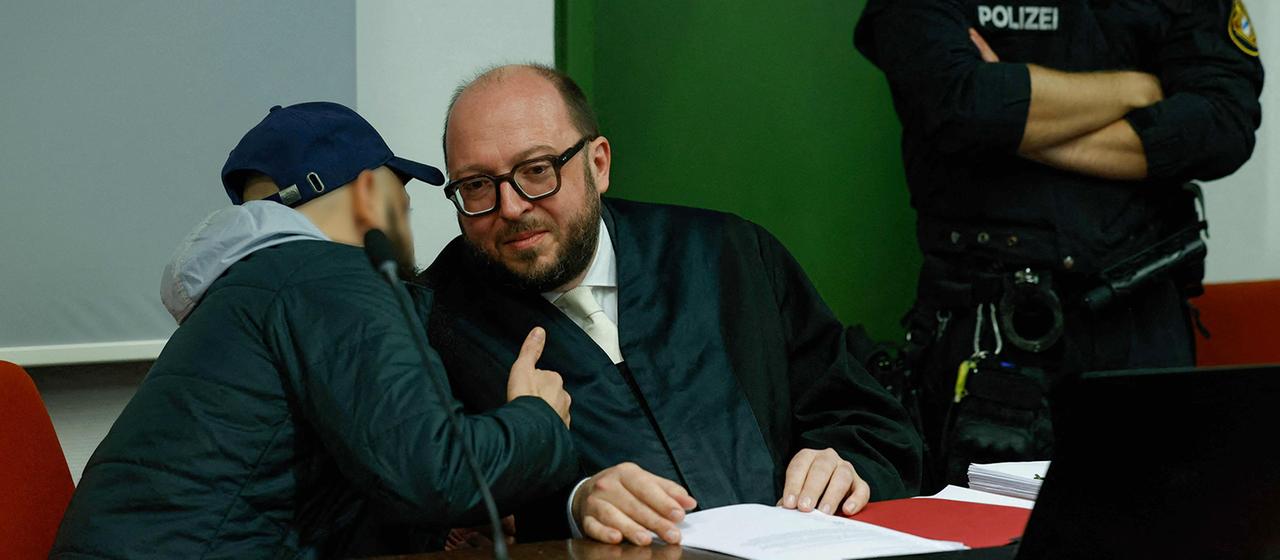 Der Angeklagte Dieter S. (links) spricht mit seinem Anwalt, während er vor Gericht in München auf sein Urteil wartet.