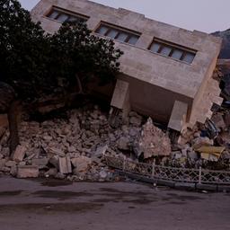 Ein Mann geht in der türkischen Stadt Antakya an vom verheerenden Erdbeben zerstörten Gebäuden vorbei.