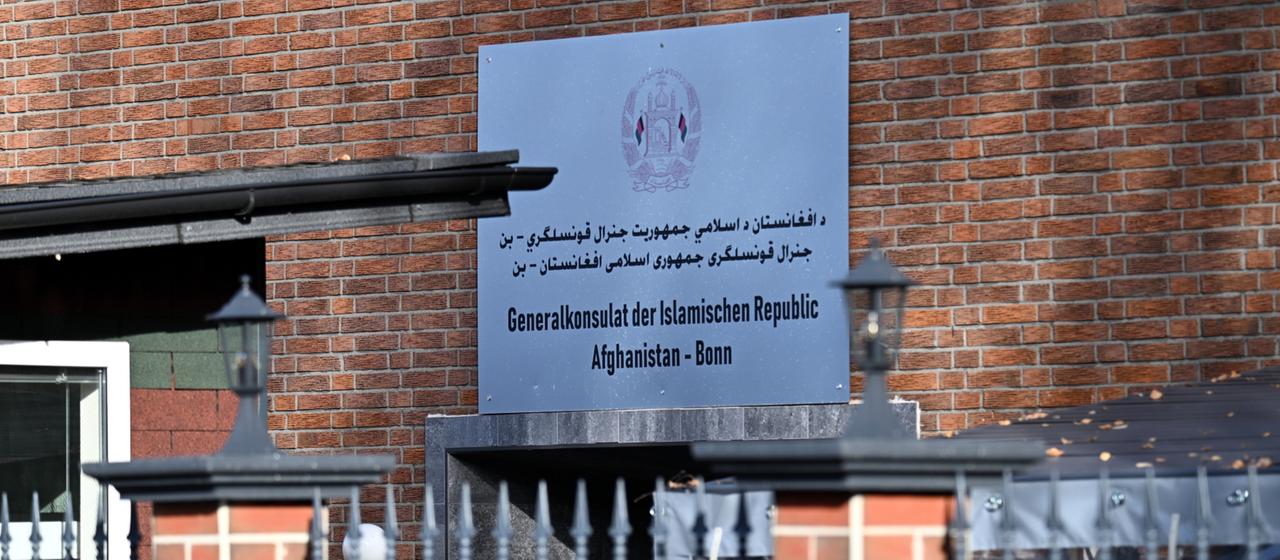 Ein Schild am Afghanischen Konsulat in Bonn. 