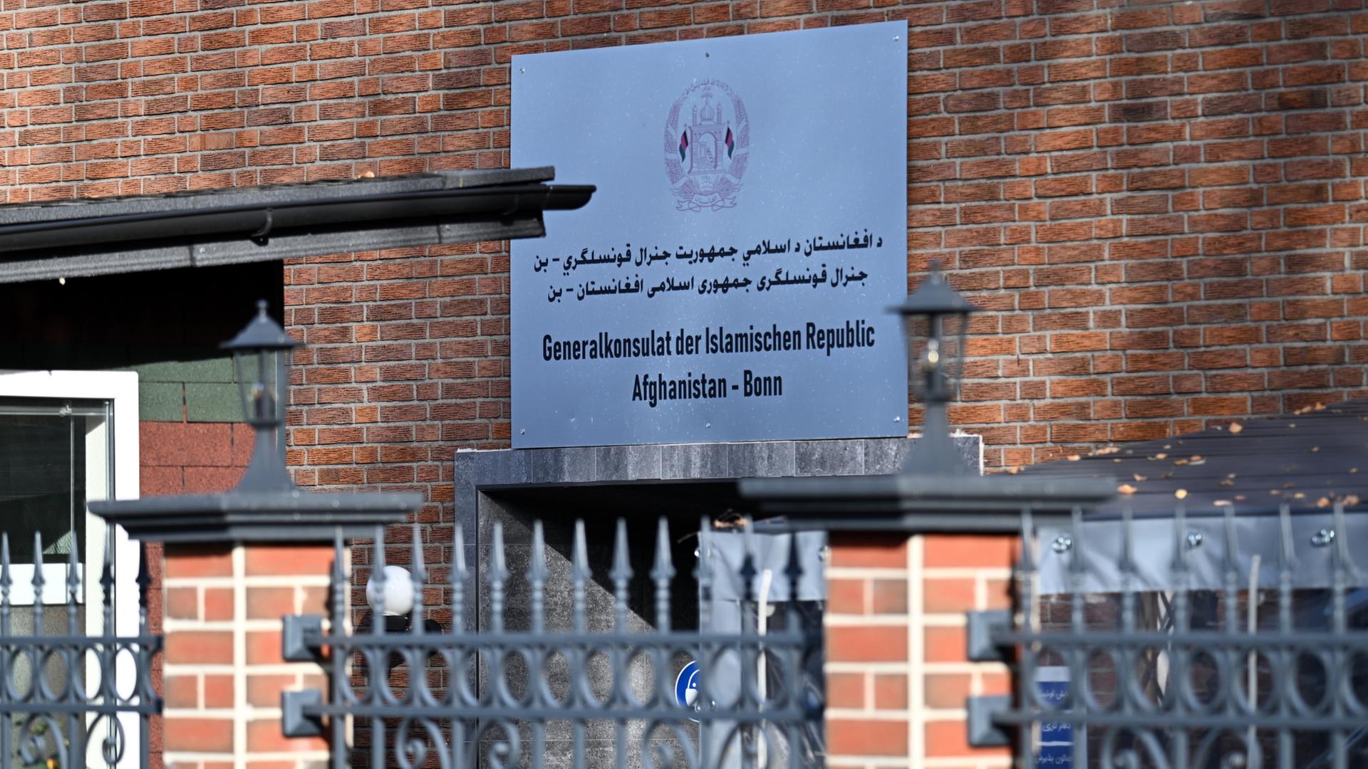 Ein Schild am Afghanischen Konsulat in Bonn.  | dpa