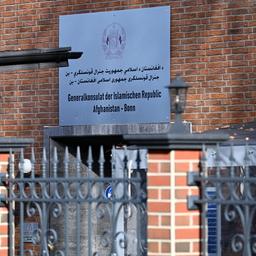 Ein Schild am Afghanischen Konsulat in Bonn. 