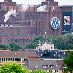 Schornsteine und Gebäude vom Volkswagen-Werk in Wolfsburg