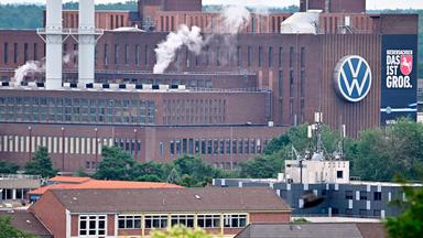 Schornsteine und Gebäude vom Volkswagen-Werk in Wolfsburg