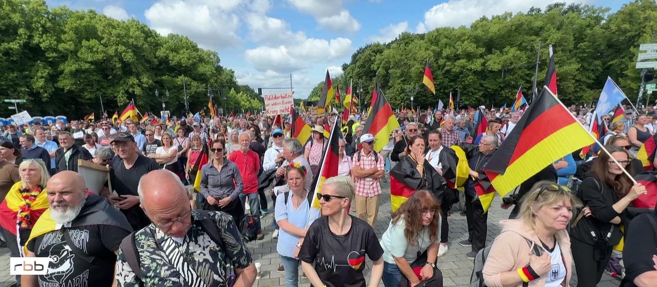 1500 Menschen bei Demo gegen die Bundesregierung auf der Straße des 17. Juni. (Quelle: rbb)