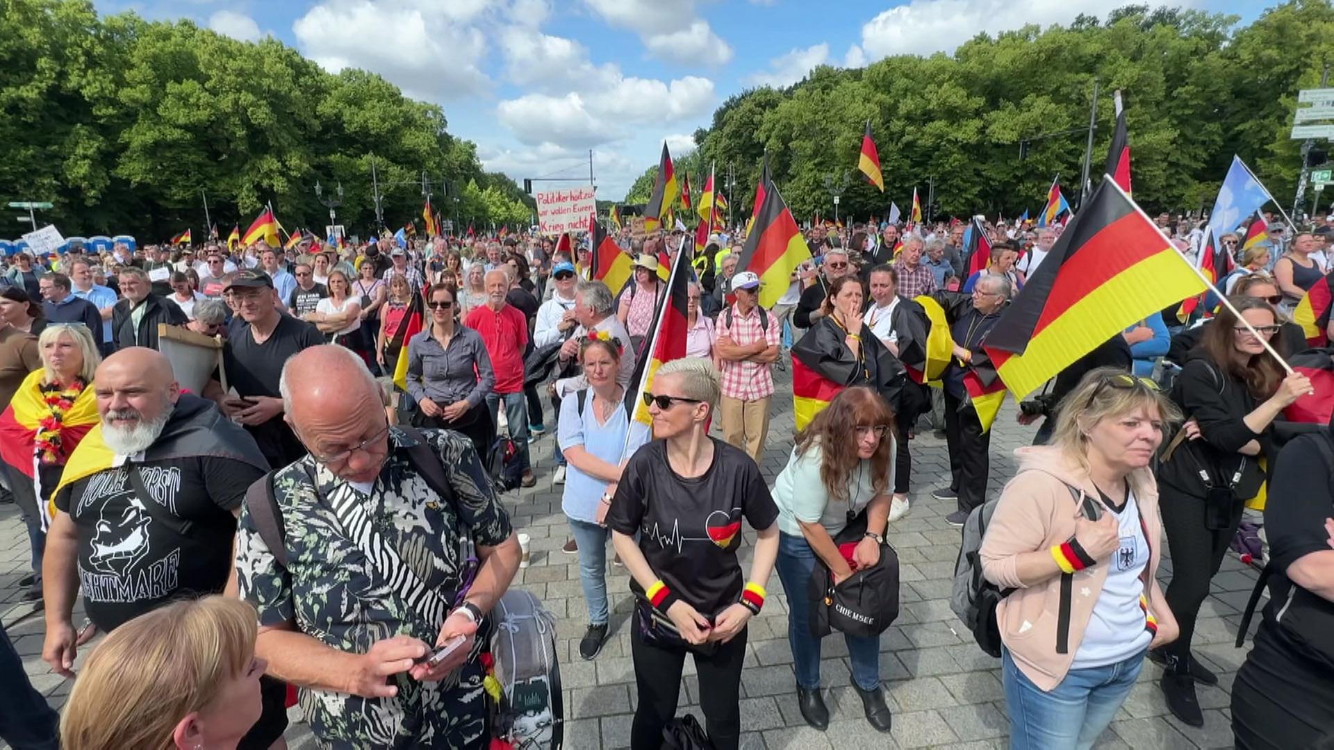 1500 Menschen bei Demo gegen die Bundesregierung auf der Straße des 17. Juni. (Quelle: rbb) | rbb