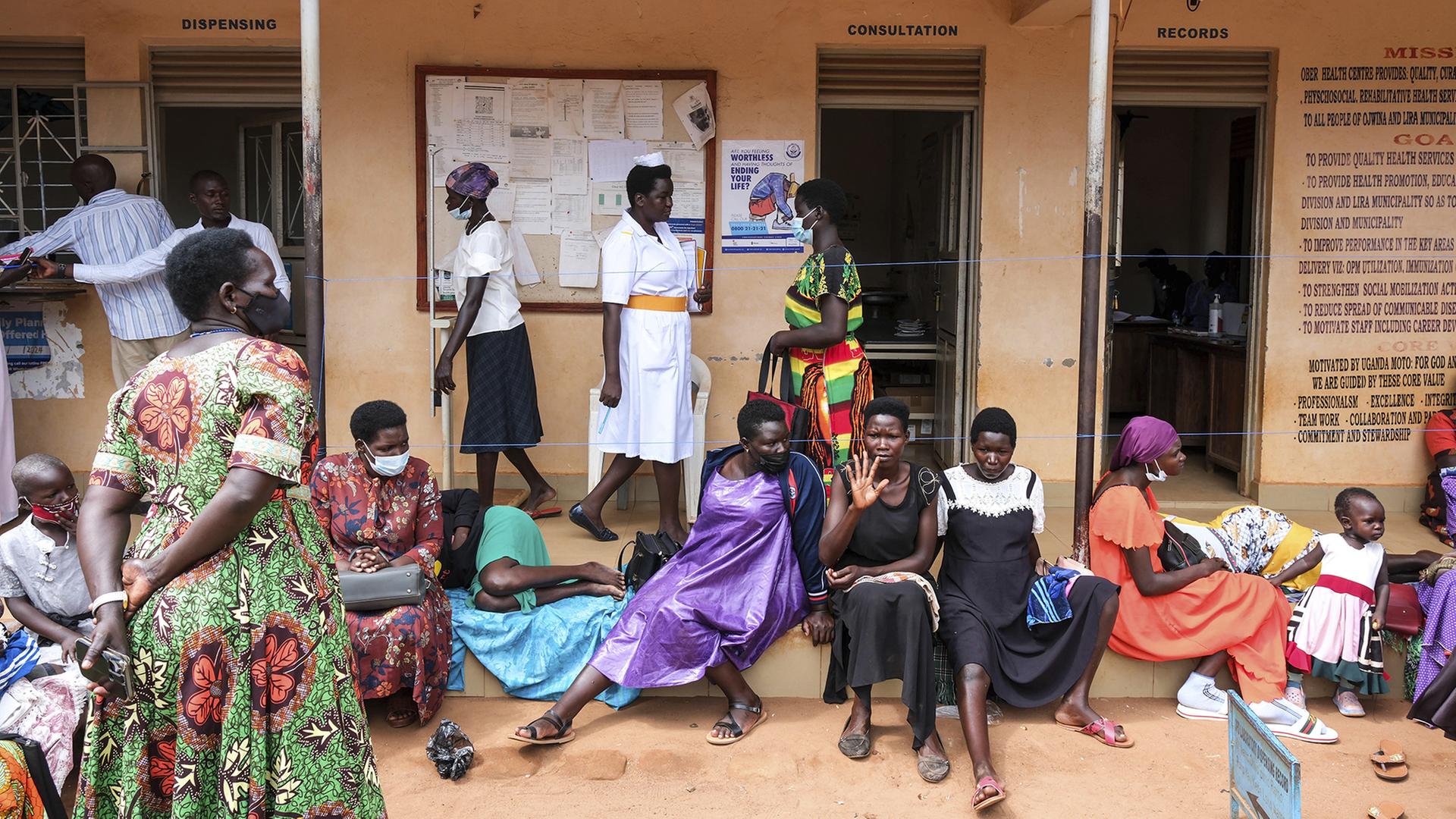 Patienten warten auf ihre Behandlung im Ober Health Center IV im Distrikt Lira (Uganda).  | dpa