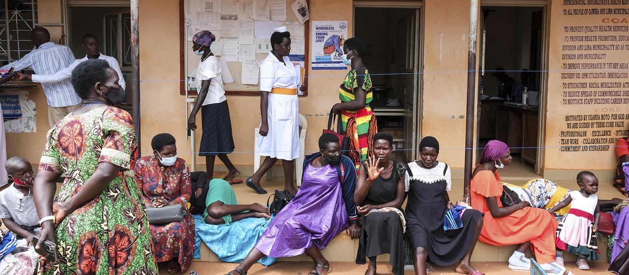 Patienten warten auf ihre Behandlung im Ober Health Center IV im Distrikt Lira (Uganda). 