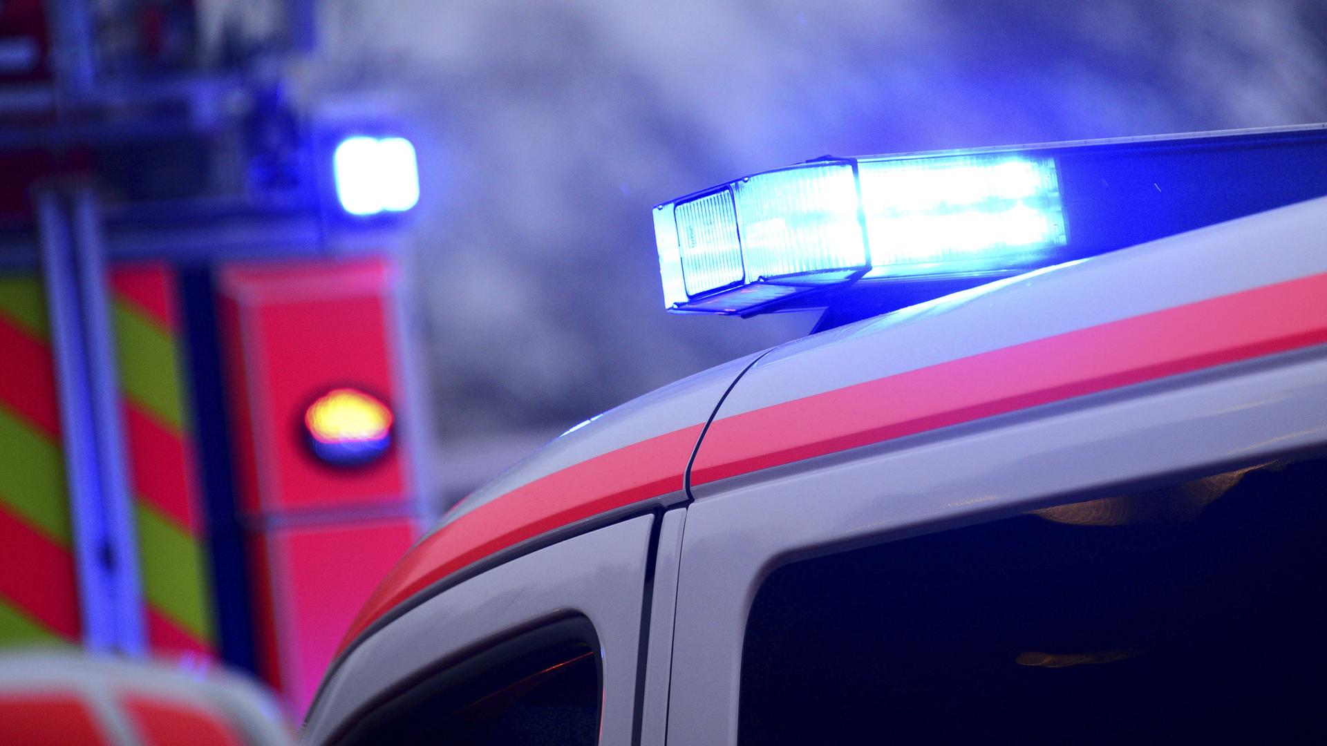 Symbolbild: Ein Krankenwagen ist mit Blaulicht im Einsatz | WDR / picture alliance / Daniel Bockwoldt
