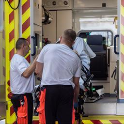 Rettungssanitäter kümmern sich um eine Patientin mit hitzebedingten Beschwerden.