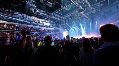 Fans nehmen an einem Musikkonzert teil.
