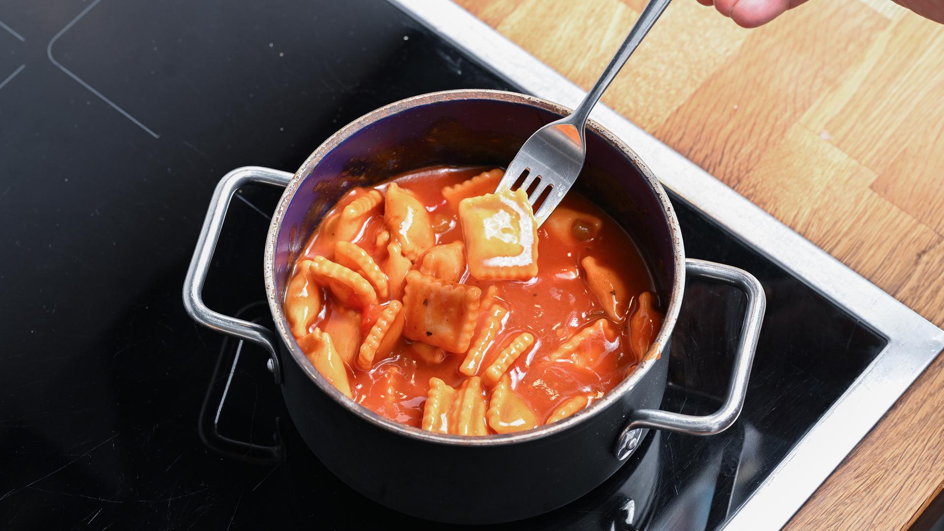 Ein Topf mit Ravioli aus der Dose steht auf einem Herd.  | dpa