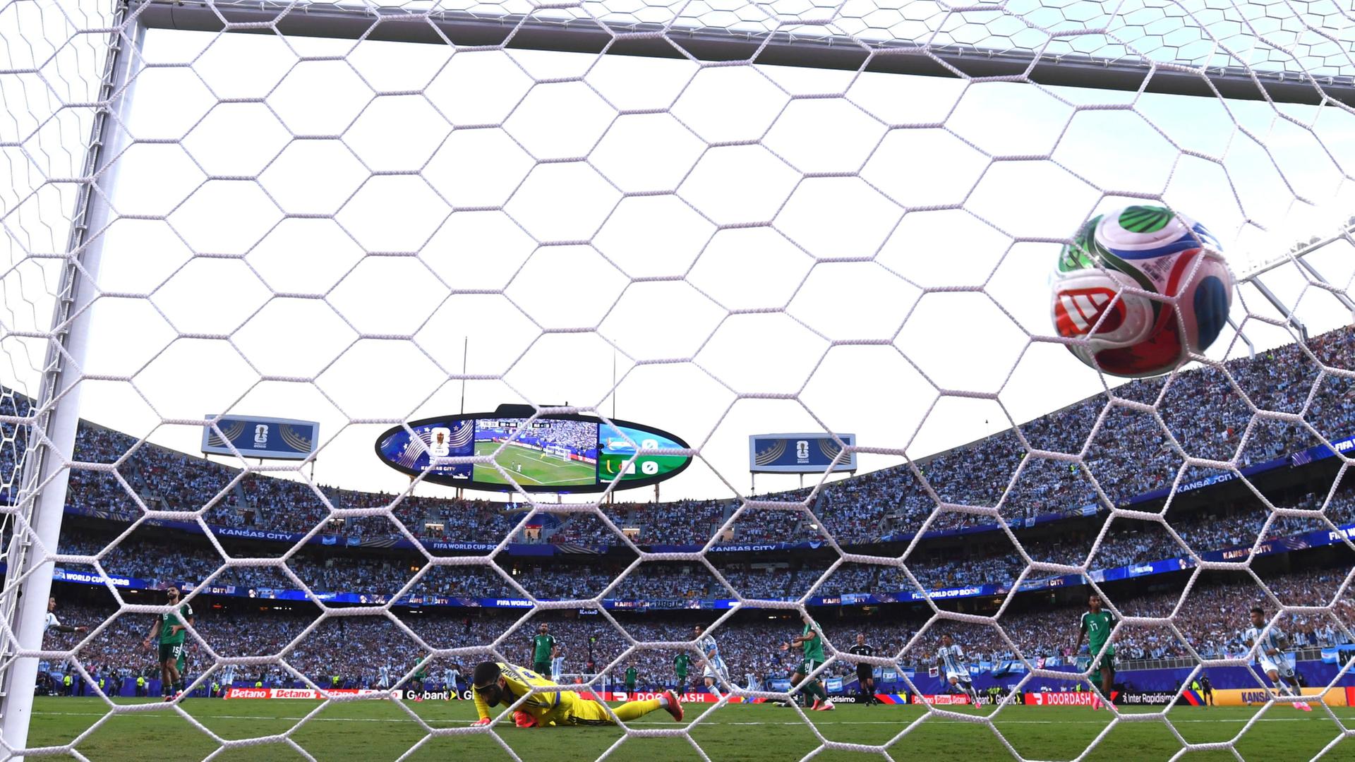 Ein Ball geht bei einem Spiel der Fußball-WM ins Tor.  | Tom Weller/dpa