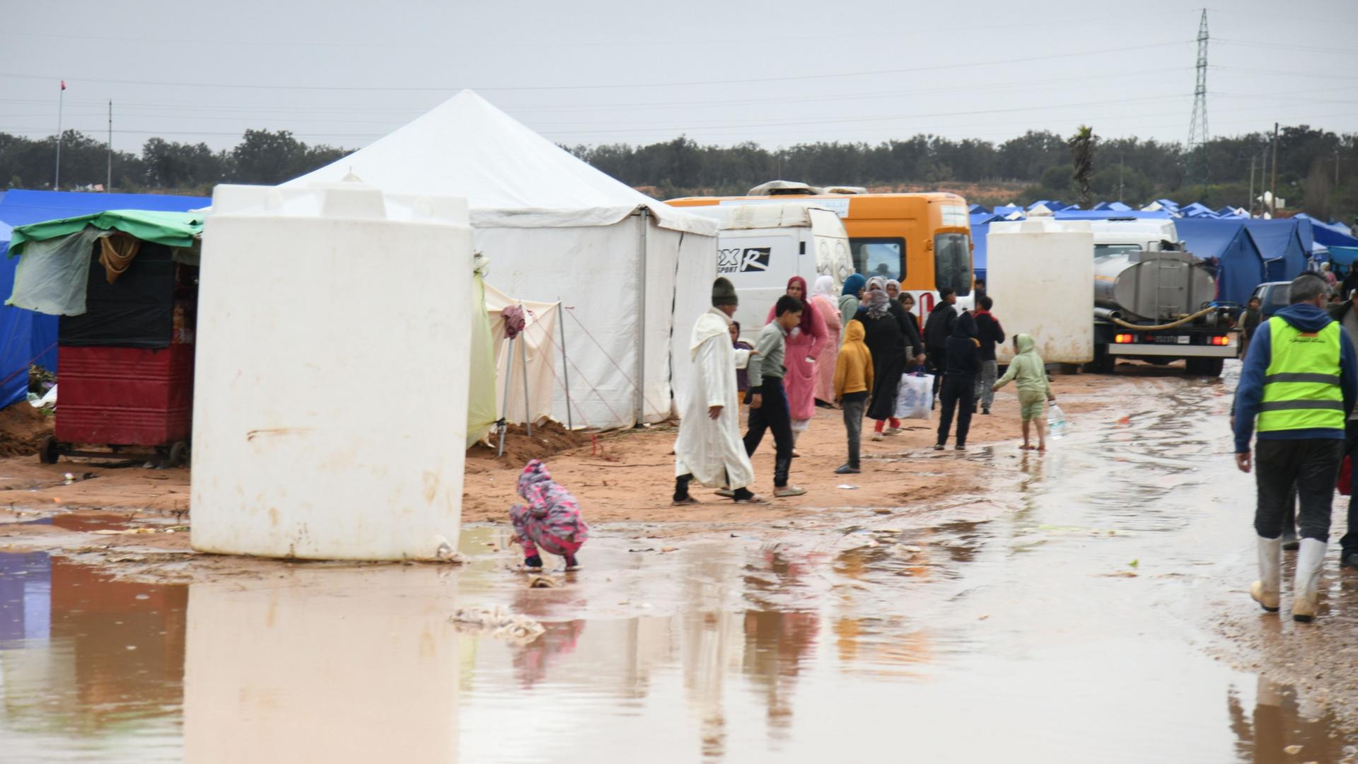 Marokkaner, die vor �berschwemmungen durch ein Sturmtief gefl�chtet sind, leben in einer Zeltstadt. | AP