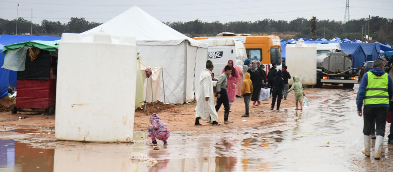 Marokkaner, die vor Überschwemmungen durch ein Sturmtief geflüchtet sind, leben in einer Zeltstadt.