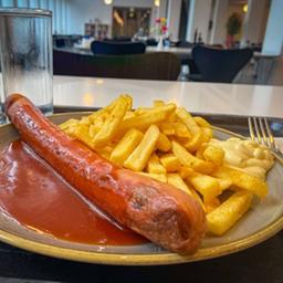 Currywurst mit Pommes Frites