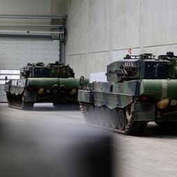 Kampfpanzer vom Typ Leopard 2A4 stehen in einer Halle von Rheinmetall.