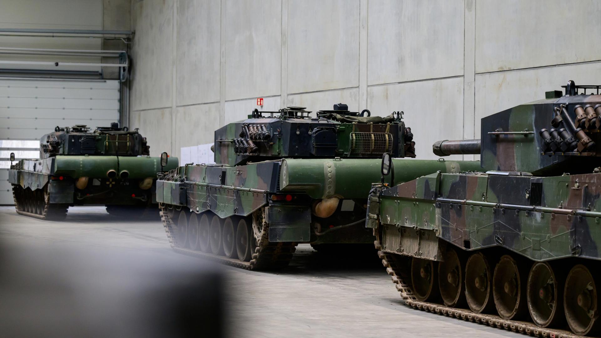 Kampfpanzer vom Typ Leopard 2A4 stehen in einer Halle von Rheinmetall. | dpa